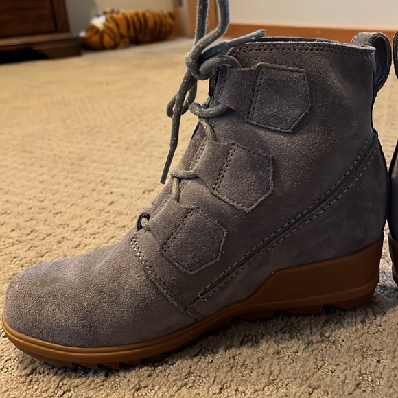 Sorel Evie Grey Suede Wedge Lace-up Ankle Waterproof Bootie. EUC 6.5 - Picture 3 of 8
